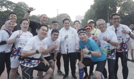 Ketua KOI Erick Thohir (tengah) dalam gelaran Olympic Day Run di  Gelora Bung Karno Senayan, Jakarta.