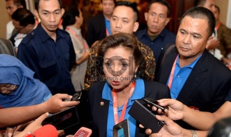 Ketua Umum KOI Rita Subowo menjawab pertanyaan wartawan usai meninggalkan Rapat Anggota Istimewa dan Kongres Istimewa Komite Olimpiade Indonesia (KOI) di Jakarta, Senin (28/9).