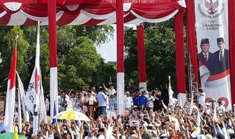 Calon presiden nomor urut 02 Prabowo Subianto memberikan orasi di acara Kampanye Super Akbar Prabowo-Sandi di Stadion Sriwedari Solo, Rabu (10/4). Acara tersebut dihadiri ribuan peserta. 