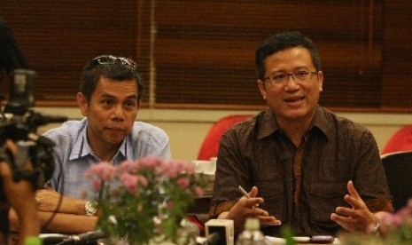 Ketua Komdis PSSI Hinca Panjaitan (kiri).