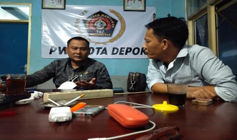 Ketua Komisi A DPRD Kota Depok, Hamzah (kiri), saat berdiskusi dengan wartawan dan jajaran pengurus Persatuan Wartawan Indonesia (PWI) Kota Depok di Kantor PWI Kota Depok, Selasa (30/11). Diskusi terkait Raperda Pemanfaatan Tanah Telantar di Kota Depok.