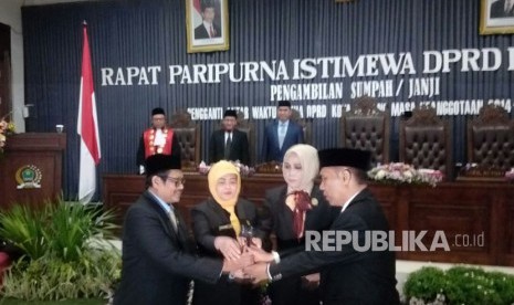 Ketua Komisi B Abdul Hakim resmi menggantikan jabatan Ketua DPRD Kota Malang yang sebelumnya dipegang oleh Arief Wicaksono. Politikus PDIP ini juga telah diambil sumpah di hadapan para pemangku jabatan, baik dari Kota Malang, maupun Kabupaten Malang dan Kota Batu di Gedung DPRD Kota Malang, Rabu (8/11).