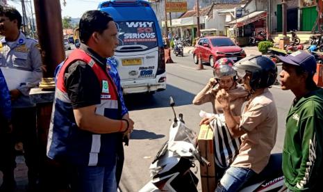  Ketua Komisi C DPRD Kabupaten Semarang, Wisnu Wahyudi (memakai rompi), saat melakukan sidak aktivitas parkir di Pasar Projo Ambarawa, Kecamatan Ambarawa, Kabupaten Semarang. 