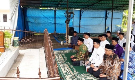 Ketua Komisi Dakwah MUI, KH Cholil Nafis menyaksikan Mendikbud Prof Muhadjir Effendy memimpin tahlil di pemakaman KH. Ahmad Hasyim Muzadi, Pesantren Al-Hikam, Depok, Rabu (25/10). 