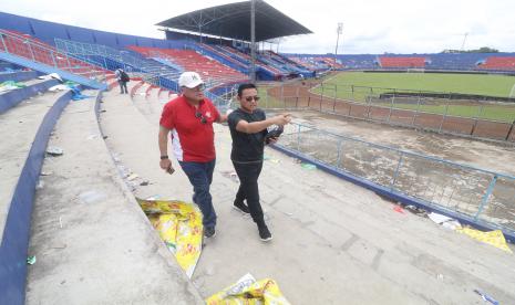 Ketua Komisi Disiplin PSSI Erwin Tobing (kiri) mendatangi Stadion Kanjuruhan di Malang, Jawa Timur, Senin (3/10/2022). Komdis PSSI mendatangi Stadion Kanjuruhan pascatragedi untuk melihat situasi secara langsung sekaligus mengumpulkan fakta guna menentukan kebijakan yang akan diambil oleh PSSI. 