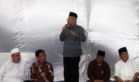   Ketua Komisi Fatwa MUI KH. Ma'ruf Amin (tengah) memberikan sambutan saat mengikuti tahlilan atas meninggalnya Ketua Umum MUI dan juga Rais Aam PBNU KH. Ahmad Sahal Mahfudz di kantor Majelis Ulama Indonesia (MUI), Jakarta, Jumat (24/1).    (Republika/Yasi