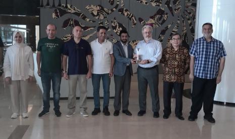 Ketua Komisi Hubungan Luar Negeri dan Kerjasama Internasional (HLNKI) MUI, Prof Bunyan Saptomo (kedua dari kanan) berfoto bersama pejabat OKI yang menghadiri seminar.