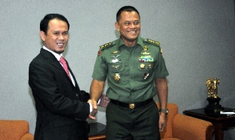 Ketua Komisi I DPR Mahfudz Siddiq bersalaman dengan Panglima TNI Jenderal Gatot Nurmantyo.