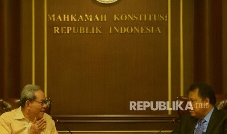 Ketua Komisi II DPR RI Rambe Kamaruzzaman (kiri) berbincang bersama Ketua Mahkamah Konstitusi (MK) Arief Hidayat (kanan) saat menggelar pertemuan konsultasi di Gedung MK, Jakarta, Kamis (14/4). (Republika/ Raisan Al Farisi)