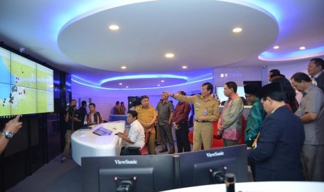 Ketua Komisi II DPR RI Zainudin Amali meninjau penerapan konsep Smart City di Pemkot Manado bernama Cerdas Command Center (C3) Manado.