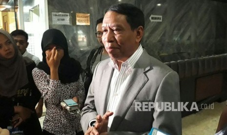 Ketua Komisi II DPR RI, Zainudin Amali menjawab pertanyaan wartawan di Komplek Parlemen Senayan, Jakarta, Kamis (23/11). 