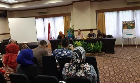 Ketua Komisi II DPR RI Zainudin Amali (tengah) didampingi Ketua Umum FHK2I Titi Purwaningsih (hijab biru) dan Koordinator Wilayah FHK2I Jabar Cecep Kurniadi saat menggelar dialog mengenai nasib honorer K2 yang tak kunjung diangkat jadi CPNS, Jumat (23/11).