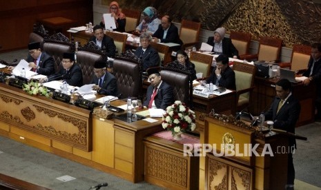 Ketua Komisi II DPR Zainudin Amali (kanan) membacakan laporan hasil proses fit and proper test KPU-Bawaslu pada Rapat Paripurna masa persidangan IV tahun sidang 2016-2017 di Kompleks Parlemen, Senayan, Jakarta, Kamis (6/4).