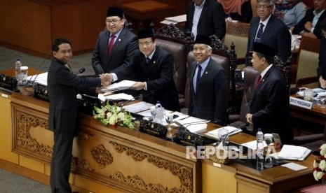 Ketua Komisi II DPR Zainudin Amali menyerahkan laporan hasil proses fit and proper test kepada Pimpinan RApat Paripurna Taufik Kurniawan disaksikan oleh Wakil ketua DPR Fadli Zon (kiri), Agus Hermanto (kedua kanan), dan Fahri Hamzah (kanan) ,pada Paripurna masa persidangan IV tahun sidang 2016-2017 di Kompleks Parlemen, Senayan, Jakarta, Kamis (6/4).