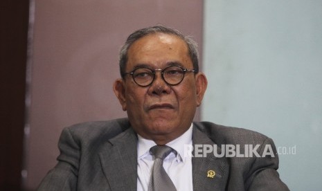 Ketua Komisi II Rambe Kamarul Zaman saat menjadi pembicara dalam diskusi bertema Ancaman Baru Deparpolisasi  di Komplek Perlemen Senayan, Jakarta, Kamis (10/3). 