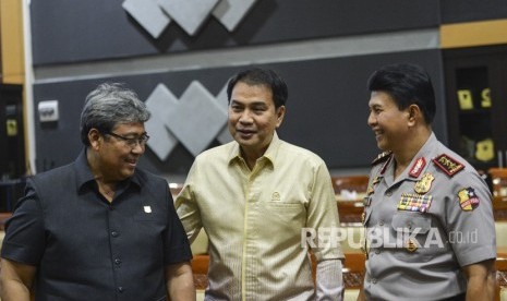 Ketua Komisi III DPR Azis Syamsuddin (tengah) berbincang dengan Wakapolri Komjen Pol Ari Dono Sukmanto (kanan) dan Wakil Jaksa Agung Arminsyah (kiri) sebelum memulai rapat kerja dengan Komisi III DPR RI di gedung parlemen, Senayan, Jakarta, Senin (17/6/2019).