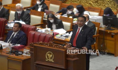 Ketua Komisi III DPR RI Bambang Wuryanto membacakan laporan saat Rapat Paripurna DPR di Kompleks Parlemen Senayan, Jakarta, Selasa (6/12/2022). Rapat Paripurna DPR tersebut mengesahkan Rancangan Kitab Undang-Undang Hukum Pidana (RKUHP) menjadi Undang-Undang. 