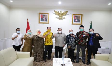 Ketua Komisi Informasi Provinsi Sumsel Kori Kunci SH beserta Jajaran Komisioner Komisi Informasi Provinsi Sumsel saat melakukan Audiensi dengan Bupati Muba Dr H Dodi Reza Alex Noerdin Lic Econ yang didampingi kepala Dinkominfo Muba Herryandi Sinulingga AP, Senin (30/11), di Ruang Audiensi Bupati Muba.