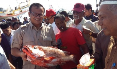 Ketua Komisi IV DPR RI, Edhy Prabowo saat meninjau PPS Lampulo, Banda Aceh, Selasa (2/8)