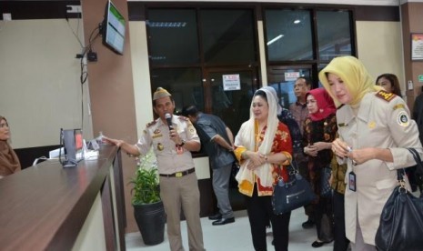 Ketua Komisi IV DPR RI Titiek Hediati Soeharto saat memimpin rombongan Tim kunjungan kerja Komisi IV meninjau Balai Karantina Pertanian Balikpapan, Provinsi Kalimantan Timur, Selasa (2/5).