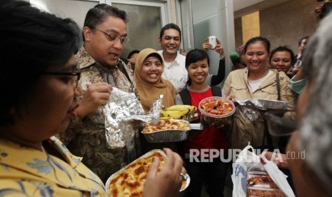 Ketua Komisi IX DPR Dede Yusuf (kedua kiri) menerima makanan dari sejumlah anggota serikat PRT se Jabodetabek jelang mengikuti Rapat Dengar Pendapat Umum (RDPU) RUU PRT dengan Komisi IX DPR RI, Jakarta, Senin (15/2). 