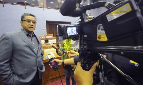 Ketua Komisi IX DPR Dede Yusuf menjawab pertanyaan wartawan usai menggelar jumpa pers terkait iklan Tenaga Kerja Indonesia (TKI) di Malaysia di Kompleks Parlemen Senayan, Jakarta, Rabu (4/2). ( Republika/Agung Supriyanto)