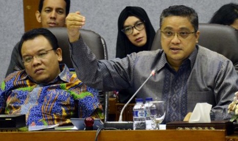 Ketua Komisi IX DPR RI Dede Yusuf (kanan) dan Wakil Ketua Komisi IX DPR RI Saleh Partaonan Daulay.