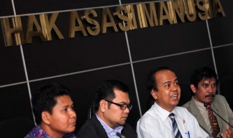 Ketua Komisi Nasional Hak Asasi Nasional (Komnas HAM) Hafid Abbas (kedua kanan) didampingi para komisioner Komnas HAM memberikan keterangan pers terkait rekomendasi calon presiden versi mereka di Jakarta, Kamis (8/5).