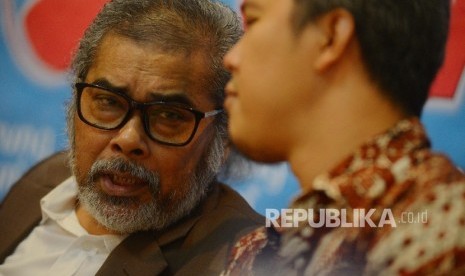 Ketua Komisi Nasional Perlindungan Anak Aris Merdeka Sirait (kiri)