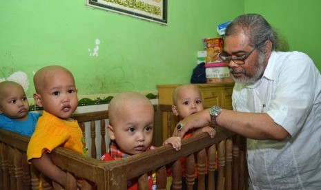  Ketua Komisi Nasional Perlindungan Anak (Komnas PA) Arist Merdeka Sirait bermain dengan anak-anak saat kunjungan di Pondok Pesantren Yatim Piatu Dhuafa Bayi Terlantar Millinium Roudlotul Jannah, Candi, Sidoarjo, Jawa Timur, Senin (3/8).