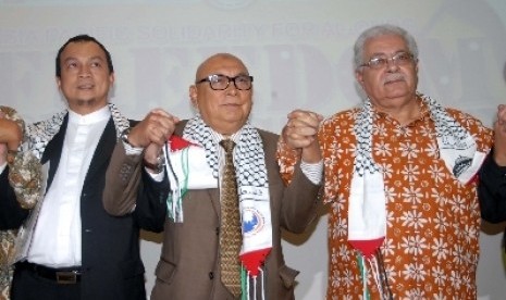 Ketua Komisi Nasional untuk Rakyat Palestina (KNRP), Suripto (tengah) didampingi Pelopor Asia Pacific (AsPac) Community for Palestine, Bachtiar Nasir (kiri) dan Duta Besar Palestina untuk Indonesia, Fariz Mehdawi (kanan).