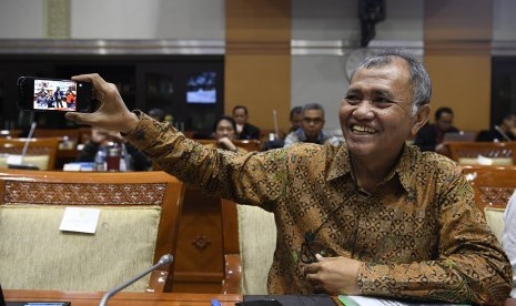 Ketua Komisi Pemberantasan Korupsi Agus Rahardjo menunjukkan hasil foto dari gawainya sebelum mengikuti rapat dengan pendapat dengan Komisi III DPR di Kompeks Parlemen Senayan, Jakarta, Senin (28/1/2019).