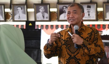 Ketua Komisi Pemberantasan Korupsi Agus Rahardjo menyampaikan materi saat sosialisasi Pengendalian gratifikasi di lingkungan Pemkab Magetan di pendopo Kabupaten Magetan, Jawa Timur, Senin (15/10).