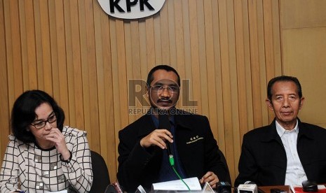 Ketua Komisi Pemberantasan Korupsi (KPK) Abraham Samad (tengah) didampingi Wakil Ketua Komisi Pemberantasan Korupsi (KPK) Zulkarnain (kanan) dan Kepala Biro Hukum Komisi Pemberantasan Korupsi Republik Indonesia (KPK RI) Catherine Mulyana