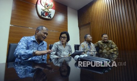  Ketua Komisi Pemberantasan Korupsi (KPK) Agus Rahardjo (dari kiri) bersama Ketua Pansel Dewan Komisioner OJK yang juga Menteri Keuangan Sri Mulyani saat melakukan pertemuan di Gedung Merah Putih KPK, Jakarta, Kamis (9/2).