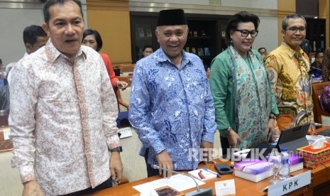 Ketua Komisi Pemberantasan Korupsi (KPK) Agus Rahardjo (kedua kiri) bersama Wakil Ketua KPK Saut Situmorang (kiri), Basaria Panjaitan (kedua kanan) dan Alexander Marwata (kanan) bersiap mengikuti rapat dengar pendapat dengan Komisi III DPR di Kompleks Parlemen Senayan, Jakarta, Senin (11/9).