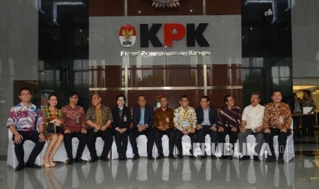 Ketua Komisi Pemberantasan Korupsi (KPK) Agus Rahardjo (ketujuh kiri) dan pimpinan KPK lainnya berfoto bersama Wakil Ketua Komisi III DPR RI Benny K Harman (keenam kiri) beserta rombongan saat mengujungi Gedung Baru KPK di Jakarta, Senin (22/2).