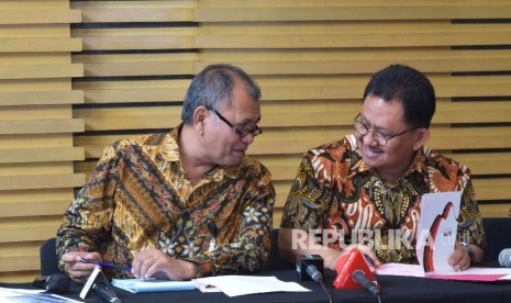 Ketua Komisi Pemberantasan Korupsi (KPK), Agus Rahardjo (kiri) berbincang bersama Jamintel Kejaksaan Agung, Adi Toegarisman memberikan keterangan pers mengenai operasi tangkap tangan (OTT) terkait dugaan suap Kejaksaan Tinggi DKI Jakarta di Gedung KPK, Jak