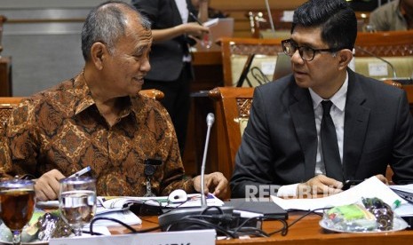 Ketua Komisi Pemberantasan Korupsi (KPK) Agus Rahardjo (kiri) berbincang dengan Wakil Ketua KPK La Ode Muhammad Syarif saat akan rapat dengan Komisi III DPR RI di kompleks Parlemen, Jakarta, Rabu (27/11/2019).