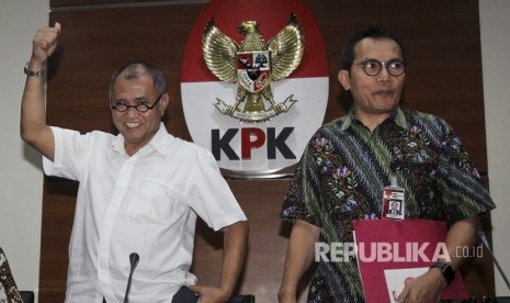 Ketua Komisi Pemberantasan Korupsi (KPK) Agus Rahardjo (kiri) bersama Wakil Ketua KPK Saut Situmorang menyapa wartawan usai memberikan keterangan pers terkait penetapan tersangka baru pada kasus dugaan korupsi penerapan KTP elektronik (e-KTP) di gedung KPK, Jakarta, Senin (17/7). 