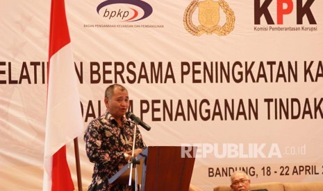 Ketua Komisi Pemberantasan Korupsi (KPK) Agus Rahardjo memberikan sambutan sebelum peresmian Pelatihan Bersama Peningkatan Kualitas Penegak Hukum Dalam Penanganan Tindak Pidana Korupsi di Kota Bandung, Senin (18/4).