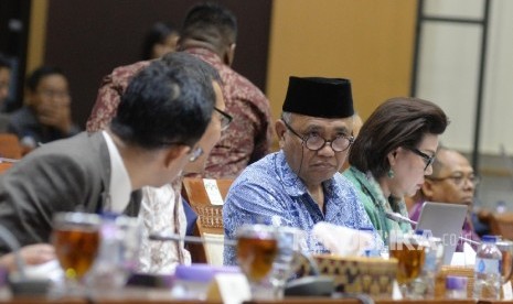 Ketua Komisi Pemberantasan Korupsi (KPK) Agus Rahardjo mengikuti rapat dengar pendapat dengan Komisi III DPR di Kompleks Parlemen Senayan, Jakarta, Senin (11/9).