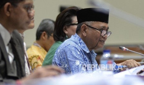 Ketua Komisi Pemberantasan Korupsi (KPK) Agus Rahardjo mengikuti rapat dengar pendapat dengan Komisi III DPR di Kompleks Parlemen Senayan, Jakarta, Senin (11/9). 