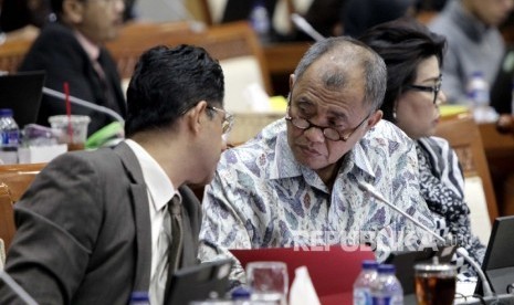  Ketua Komisi Pemberantasan Korupsi (KPK) Agus Rahardjo (tengah),berbincang bersama Wakil Ketua KPK La Ode Muhammad Syarif ( kiri) saat mengikuti Rapat Dengar Pendapat dengan Komisi III DPR di Kompleks Parlemen, Jakarta, Rabu (18/1).