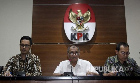 Ketua Komisi Pemberantasan Korupsi (KPK) Agus Rahardjo (tengah) bersama Wakil Ketua KPK Saut Situmorang (kanan) dan juru bicara KPK Febri Diansyah memberikan keterangan pers terkait penetapan tersangka baru pada kasus dugaan korupsi penerapan KTP elektronik (e-KTP) di gedung KPK, Jakarta, Senin (17/7). 