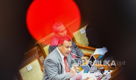 Ketua Komisi Pemberantasan Korupsi (KPK) Firli Bahuri (kiri) 