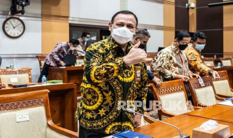 Ketua Komisi Pemberantasan Korupsi (KPK) Firli Bahuri (kiri)