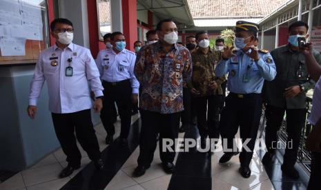 Ketua Komisi Pemberantasan Korupsi (KPK) Firli Bahuri (tengah) berbibcang dengan Kalapas Sukamiskin Elly Yuzar (kanan) dan Ditjen PAS Kemenkumham Reynhard Silitonga (kiri) usai memberikan penyuluhan antikorupsi bagi narapidana (warga binaan pemasyarakatan) asimilasi di Lapas Klas I Sukamiskin, Bandung, Jawa Barat. Lapas Sukamiskin melakukan pemeriksaan kelistrikan pascakebakaran Lapas Tangerang.