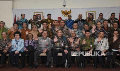 Ketua Komisi Pemberantasan Korupsi (KPK) Firly Bahuri (tengah) didampingi Wakil Ketua Nawawi Pomolango (ketiga kanan), Nurul Ghufron (kanan), dan Alexander Marwata (kiri), Ketua Dewan Pengawas KPK Tumpak Hatorangan Panggabean (keempat kiri) dan anggota Albertina Ho (kedua kiri), Artidjo Alkostar (ketiga kiri), Syamsuddin Haris (kedua kanan), serta Harjono (keempat kanan) berfoto bersama usai penandatanganan kontrak kerja Pejabat Eselon I dan II di Gedung Merah Putih KPK, Jakarta, Kamis (5/3/2020).