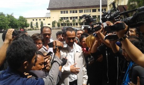 Ketua Komisi Pemberantasan Korupsi (KPK) nonaktif, Abraham Samad, menjalani pemeriksaan di Polda Sulselbar pada Selasa (28/4).